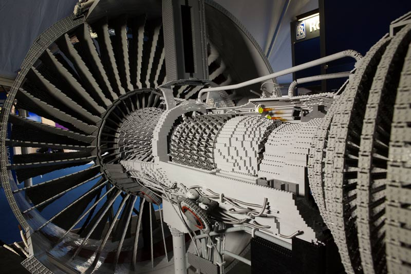 Illustration for article titled 152,455-Piece Rolls-Royce Engine Is the Most Complex Lego Machine Ever Built